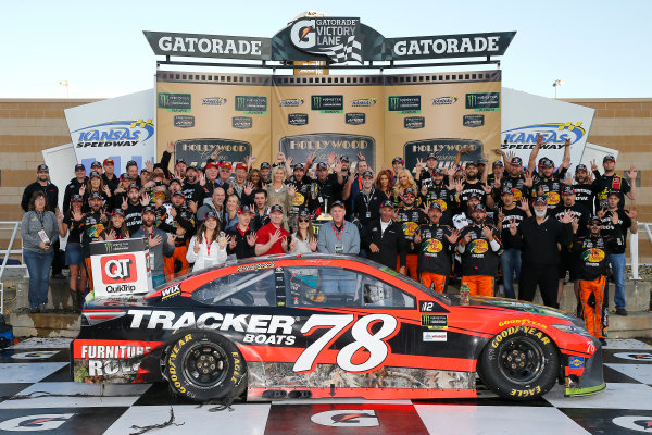 Monster Energy NASCAR Cup Series
Hollywood Casino 400
Kansas Speedway, Kansas City, KS USA
Sunday 22 October 2017
Martin Truex Jr, Furniture Row Racing, Bass Pro Shops / Tracker Boats Toyota Camry celebrates in victory lane
World Copyright: Russell LaBounty
LAT Images Monster Energy NASCAR Cup Series
Hollywood Casino 400
Kansas Speedway, Kansas City, KS USA
Sunday 22 October 2017
Martin Truex Jr, Furniture Row Racing, Bass Pro Shops / Tracker Boats Toyota Camry celebrates in victory lane
World Copyright: Russell LaBounty
LAT Images