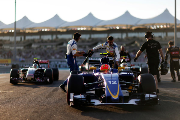 Yas Marina Circuit, Abu Dhabi, United Arab Emirates.
Sunday 29 November 2015.
Felipe Nasr, Sauber C34 Ferrari, and Carlos Sainz Jr, Toro Rosso STR10 Renault, arrive on the grid.
World Copyright: Charles Coates/LAT Photographic
ref: Digital Image _99O1702 Yas Marina Circuit, Abu Dhabi, United Arab Emirates.
Sunday 29 November 2015.
Felipe Nasr, Sauber C34 Ferrari, and Carlos Sainz Jr, Toro Rosso STR10 Renault, arrive on the grid.
World Copyright: Charles Coates/LAT Photographic
ref: Digital Image _99O1702