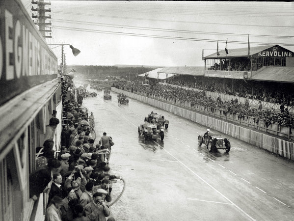 Le Mans, France. 15-16 June 1935.
Edmond Hertzberger/"Raph" (MG Magnette K3, number 41), Gwenda Stewart/Charles Worth (Derby) and Rene Kipeurth/Edmond Neubout (Bugatti T44) at the start.
Ref-Motor 800/111.
World Copyright - LAT Photographic Le Mans, France. 15-16 June 1935.
Edmond Hertzberger/"Raph" (MG Magnette K3, number 41), Gwenda Stewart/Charles Worth (Derby) and Rene Kipeurth/Edmond Neubout (Bugatti T44) at the start.
Ref-Motor 800/111.
World Copyright - LAT Photographic