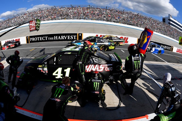 Monster Energy NASCAR Cup Series
Apache Warrior 400
Dover International Speedway, Dover, DE USA
Sunday 1 October 2017
Kurt Busch, Stewart-Haas Racing, Monster Energy/Haas Automation Ford Fusion crew
World Copyright: Rusty Jarrett
LAT Images