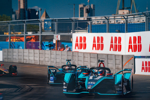 Mitch Evans (NZL), Panasonic Jaguar Racing, Jaguar I-Type 3 leads Gary Paffett (GBR), HWA Racelab, VFE-05