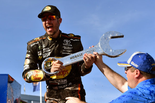 2017 Monster Energy NASCAR Cup Series - Kobalt 400
Las Vegas Motor Speedway - Las Vegas, NV USA
Sunday 12 March 2017
Martin Truex Jr, Bass Pro Shops/TRACKER BOATS Toyota Camry celebrates his win in Victory Lane
World Copyright: Nigel Kinrade/LAT Images
ref: Digital Image 17LAS1nk07499 2017 Monster Energy NASCAR Cup Series - Kobalt 400
Las Vegas Motor Speedway - Las Vegas, NV USA
Sunday 12 March 2017
Martin Truex Jr, Bass Pro Shops/TRACKER BOATS Toyota Camry celebrates his win in Victory Lane
World Copyright: Nigel Kinrade/LAT Images
ref: Digital Image 17LAS1nk07499