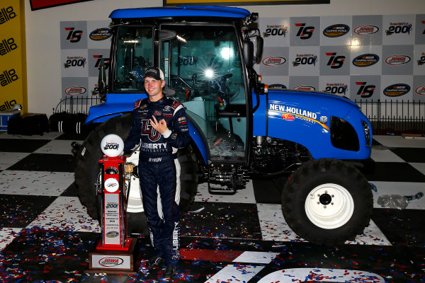 17-18 June, 2016, Newton, Iowa USA
William Byron celebrates in victory lane
?2016, Russell LaBounty
LAT Photo USA
17-18 June, 2016, Newton, Iowa USA
William Byron celebrates in victory lane
?2016, Russell LaBounty
LAT Photo USA