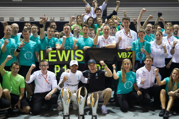 Marina Bay Circuit, Marina Bay, Singapore.
Sunday 17 September 2017.
Lewis Hamilton, Mercedes AMG, 1st Position, Valtteri Bottas, Mercedes AMG, 3rd Position, and the Mercedes team celebrate victory.
World Copyright: Steve Etherington/LAT Images
ref: Digital Image SNE19546 Marina Bay Circuit, Marina Bay, Singapore.
Sunday 17 September 2017.
Lewis Hamilton, Mercedes AMG, 1st Position, Valtteri Bottas, Mercedes AMG, 3rd Position, and the Mercedes team celebrate victory.
World Copyright: Steve Etherington/LAT Images
ref: Digital Image SNE19546