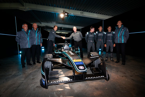 Jaguar Racing Official Formula E Launch
Jaguar Heritage Collections Centre, Gaydon, UK
Thursday 8 September 2016
The team pose for pictures with the new Jaguar Racing Formula E car.
World Copyright: Andrew Ferraro/LAT Photographic
ref: Digital Image _14P4506