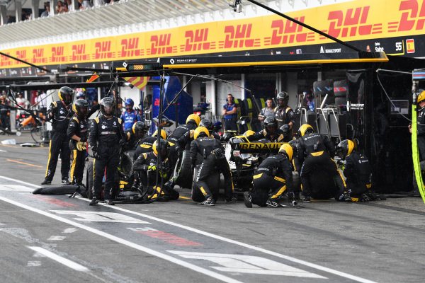 Carlos Sainz jr (ESP) Renault Sport F1 Team RS18 pit stop