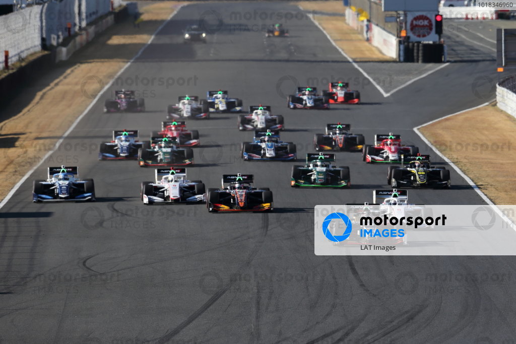 Winner Tomoki Nojiri ( #16 TEAM MUGEN, Dallara SF19 Honda) leads at the start. Photo: Yukio Yoshimi Winner Tomoki Nojiri ( #16 TEAM MUGEN, Dallara SF19 Honda) leads at the start. Photo: Yukio Yoshimi