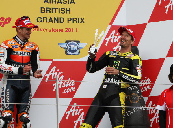 British Grand Prix.
Silverstone, England. 10th-12th June 2011.
Colin Edwards, Yamaha, celebrates a third place finish just 7 days after breaking his collarbone, as Casey Stoner, Honda, applauds.
World Copyright: Kevin Wood/LAT Photographic.
ref: Digital Image British Grand Prix.
Silverstone, England. 10th-12th June 2011.
Colin Edwards, Yamaha, celebrates a third place finish just 7 days after breaking his collarbone, as Casey Stoner, Honda, applauds.
World Copyright: Kevin Wood/LAT Photographic.
ref: Digital Image