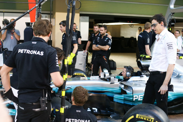 Yas Marina Circuit, Abu Dhabi, United Arab Emirates.
Thursday 23 November 2017.
Toto Wolff, Executive Director (Business), Mercedes AMG. joins in with the practice pitstops.
World Copyright: Charles Coates/LAT Images
ref: Digital Image DJ5R4984 Yas Marina Circuit, Abu Dhabi, United Arab Emirates.
Thursday 23 November 2017.
Toto Wolff, Executive Director (Business), Mercedes AMG. joins in with the practice pitstops.
World Copyright: Charles Coates/LAT Images
ref: Digital Image DJ5R4984