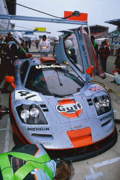 1997 Le Mans 24 hours.
Le Mans, France. 14th - 15th June 1997.
Pierre-Henri Raphanel / Jean-Marc Gounon / Anders Olofsson (McLaren F1 GTR), 2nd overall and 1st in Class, pit stop action.
World Copyright: LAT Photographic.
Ref: 97LM35
