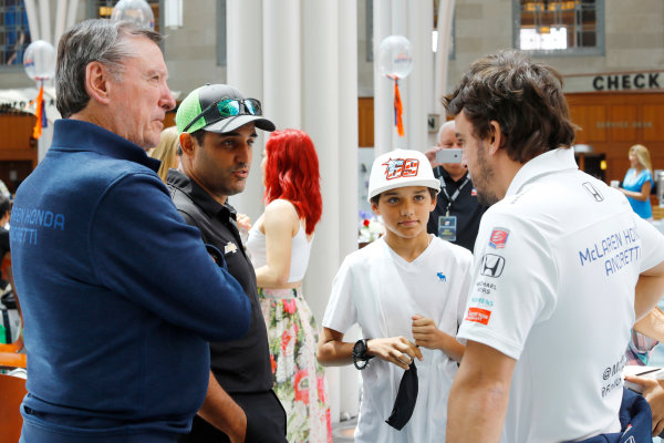 Verizon IndyCar Series
Indianapolis 500 Drivers Meeting
Indianapolis Motor Speedway, Indianapolis, IN USA
Saturday 27 May 2017
Juan Pablo Montoya, Team Penske Chevrolet, talks with Fernando Alonso, McLaren-Honda-Andretti Honda.
World Copyright: Steve Tee/LAT Images
ref: Digital Image _R3I6745