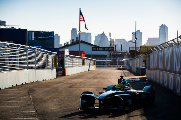 2016/2017 FIA Formula E Championship.
Round 10 - New York City ePrix, Brooklyn, New York, USA.
Sunday 16 July 2017.
Oliver Turvey (GBR), NextEV NIO, Spark-NEXTEV, NEXTEV TCR Formula 002.
Photo: Sam Bloxham/LAT/Formula E
ref: Digital Image _J6I4152 2016/2017 FIA Formula E Championship.
Round 10 - New York City ePrix, Brooklyn, New York, USA.
Sunday 16 July 2017.
Oliver Turvey (GBR), NextEV NIO, Spark-NEXTEV, NEXTEV TCR Formula 002.
Photo: Sam Bloxham/LAT/Formula E
ref: Digital Image _J6I4152