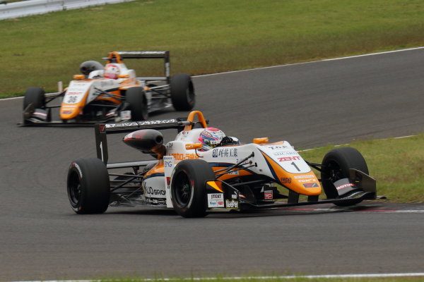 2017 Japanese Formula 3 Championship
Sugo, Japan. 23rd - 24th September 2017. Rd 19 & 20.
Rd19 Winner Sho Tsuboi ( #1 Corolla Chukyo Kuo TOM?S F317 ) 2nd position Ritomo Miyata ( Corolla Chukyo Kuo TOM?S F314 ) action
World Copyright: Yasushi Ishihara / LAT Images.
Ref: 2017_JF3_R19&20_003 2017 Japanese Formula 3 Championship
Sugo, Japan. 23rd - 24th September 2017. Rd 19 & 20.
Rd19 Winner Sho Tsuboi ( #1 Corolla Chukyo Kuo TOM?S F317 ) 2nd position Ritomo Miyata ( Corolla Chukyo Kuo TOM?S F314 ) action
World Copyright: Yasushi Ishihara / LAT Images.
Ref: 2017_JF3_R19&20_003