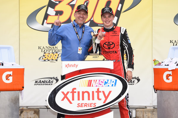 NASCAR XFINITY Series
Kansas Lottery 300
Kansas Speedway, Kansas City, KS USA
Saturday 21 October 2017
Christopher Bell, JBL Toyota Camry, Celebrates in Victory Lane.
World Copyright: John K Harrelson
LAT Images NASCAR XFINITY Series
Kansas Lottery 300
Kansas Speedway, Kansas City, KS USA
Saturday 21 October 2017
Christopher Bell, JBL Toyota Camry, Celebrates in Victory Lane.
World Copyright: John K Harrelson
LAT Images