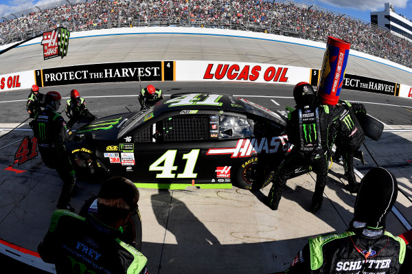 Monster Energy NASCAR Cup Series
Apache Warrior 400
Dover International Speedway, Dover, DE USA
Sunday 1 October 2017
Kurt Busch, Stewart-Haas Racing, Monster Energy/Haas Automation Ford Fusion crew
World Copyright: Rusty Jarrett
LAT Images Monster Energy NASCAR Cup Series
Apache Warrior 400
Dover International Speedway, Dover, DE USA
Sunday 1 October 2017
Kurt Busch, Stewart-Haas Racing, Monster Energy/Haas Automation Ford Fusion crew
World Copyright: Rusty Jarrett
LAT Images