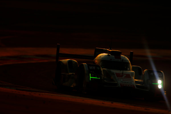 2015 FIA World Endurance Championship
Bahrain 6-Hours
Bahrain International Circuit, Bahrain
Saturday 21 November 2015.
Marcel F?ssler, Andr? Lotterer, Beno?t Tr?luyer (#7 LMP1 Audi Sport Team Joest Audi R18 e-tron quattro).
World Copyright: Alastair Staley/LAT Photographic
ref: Digital Image _79P1226