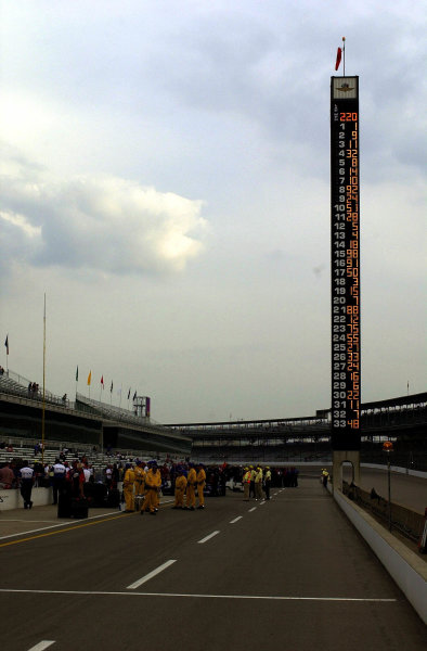 At the end of qualifying the scoring pylon shows the starting order and the aderage speed of the field (220 mph)
84th. Indianapolis 500, Indy Racing Northern Light Series, Indianapolis Motor Speedway, Speedway Indiana,USA 28 May,2000 -F
Peirce Williams 2000 LAT PHOTOGRAPHIC