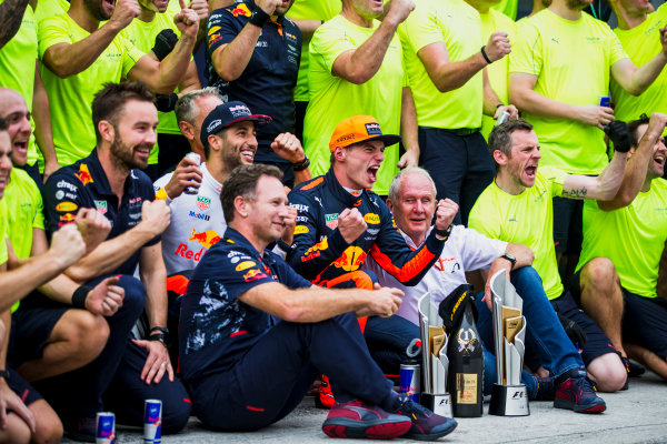 Sepang International Circuit, Sepang, Malaysia.
Sunday 1 October 2017.
Daniel Ricciardo, Red Bull Racing, 3rd Position, Helmut Markko, Consultant, Red Bull Racing, Max Verstappen, Red Bull, 1st Position, Christian Horner, Team Principal, Red Bull Racing, and the Red Bull Racing team celebrate.
World Copyright: Glenn Dunbar/LAT Images
ref: Digital Image _X0W9268 Sepang International Circuit, Sepang, Malaysia.
Sunday 1 October 2017.
Daniel Ricciardo, Red Bull Racing, 3rd Position, Helmut Markko, Consultant, Red Bull Racing, Max Verstappen, Red Bull, 1st Position, Christian Horner, Team Principal, Red Bull Racing, and the Red Bull Racing team celebrate.
World Copyright: Glenn Dunbar/LAT Images
ref: Digital Image _X0W9268
