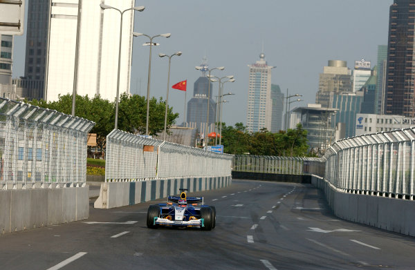 2004 Petronas Shanghai International Race Festival (DTM)
Shanghai, China. 17th - 18th July.
Neel Jani in a Formula 1 Sauber Petronas C23 in action on the streets in a demonstration run.
World Copyright: Andre Irlmeier/LAT Photographic
ref: Digital Image Only

