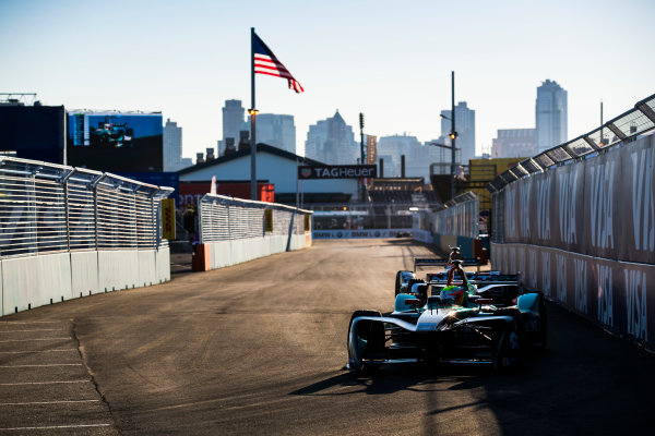2016/2017 FIA Formula E Championship.
Round 10 - New York City ePrix, Brooklyn, New York, USA.
Sunday 16 July 2017.
Oliver Turvey (GBR), NextEV NIO, Spark-NEXTEV, NEXTEV TCR Formula 002.
Photo: Sam Bloxham/LAT/Formula E
ref: Digital Image _J6I4167 2016/2017 FIA Formula E Championship.
Round 10 - New York City ePrix, Brooklyn, New York, USA.
Sunday 16 July 2017.
Oliver Turvey (GBR), NextEV NIO, Spark-NEXTEV, NEXTEV TCR Formula 002.
Photo: Sam Bloxham/LAT/Formula E
ref: Digital Image _J6I4167