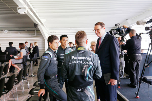 Jaguar Racing Official Formula E Launch
Jaguar Heritage Collections Centre, Gaydon, UK
Thursday 8 September 2016
Guests are greeted by drivers Ho-Pin Tung, Mitch Evans and Adam Carroll.
World Copyright: Andrew Ferraro/LAT Photographic
ref: Digital Image _14P4426 Jaguar Racing Official Formula E Launch
Jaguar Heritage Collections Centre, Gaydon, UK
Thursday 8 September 2016
Guests are greeted by drivers Ho-Pin Tung, Mitch Evans and Adam Carroll.
World Copyright: Andrew Ferraro/LAT Photographic
ref: Digital Image _14P4426