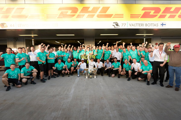 Sochi Autodrom, Sochi, Russia.
Sunday 30 April 2017.
Valtteri Bottas, Mercedes AMG, 1st Position, Lewis Hamilton, Mercedes AMG, and the Mercedes team celebrate victory.
World Copyright: Steve Etherington/LAT Images
ref: Digital Image SNE14811 Sochi Autodrom, Sochi, Russia.
Sunday 30 April 2017.
Valtteri Bottas, Mercedes AMG, 1st Position, Lewis Hamilton, Mercedes AMG, and the Mercedes team celebrate victory.
World Copyright: Steve Etherington/LAT Images
ref: Digital Image SNE14811