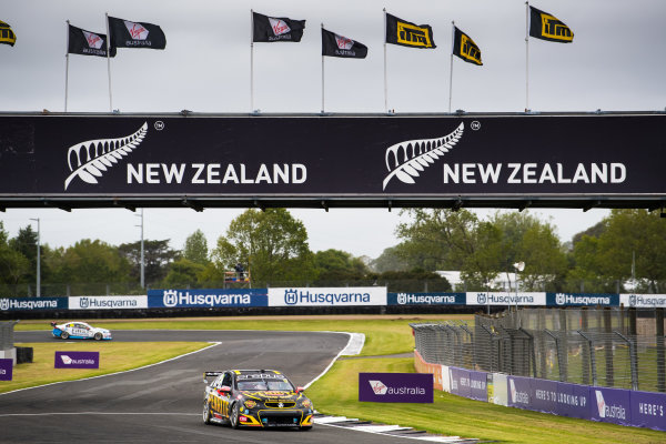 2017 Supercars Championship Round 14.
Auckland SuperSprint, Pukekohe Park Raceway, New Zealand.
Friday 3rd November to Sunday 5th November 2017.
David Reynolds, Erebus Motorsport Holden.
World Copyright: Daniel Kalisz/LAT Images
Ref: Digital Image 031117_VASCR13_DKIMG_0200.jpg 2017 Supercars Championship Round 14.
Auckland SuperSprint, Pukekohe Park Raceway, New Zealand.
Friday 3rd November to Sunday 5th November 2017.
David Reynolds, Erebus Motorsport Holden.
World Copyright: Daniel Kalisz/LAT Images
Ref: Digital Image 031117_VASCR13_DKIMG_0200.jpg