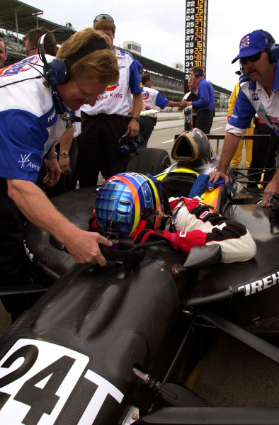 Driver Steve Knapp bows his head in thanks and relief after qualifying a car he had not driven before Sunday morning.
84th. Indianapolis 500, Indy Racing Northern Light Series, Indianapolis Motor Speedway, Speedway Indiana,USA 28 May,2000 -F.Peirce Williams 2000 LAT PHOTOGRAPHIC