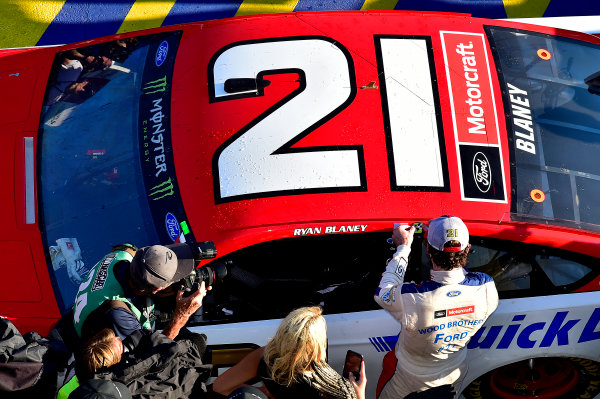 Monster Energy NASCAR Cup Series
AXALTA presents the Pocono 400
Pocono Raceway, Long Pond, PA USA
Sunday 11 June 2017
Ryan Blaney, Wood Brothers Racing, Motorcraft/Quick Lane Tire & Auto Center Ford Fusion wins.
World Copyright: Rusty Jarrett
LAT Images
ref: Digital Image 17POC1rj_3645 Monster Energy NASCAR Cup Series
AXALTA presents the Pocono 400
Pocono Raceway, Long Pond, PA USA
Sunday 11 June 2017
Ryan Blaney, Wood Brothers Racing, Motorcraft/Quick Lane Tire & Auto Center Ford Fusion wins.
World Copyright: Rusty Jarrett
LAT Images
ref: Digital Image 17POC1rj_3645