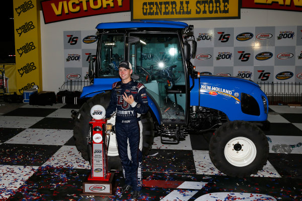 17-18 June, 2016, Newton, Iowa USA
William Byron celebrates in victory lane
?2016, Russell LaBounty
LAT Photo USA
17-18 June, 2016, Newton, Iowa USA
William Byron celebrates in victory lane
?2016, Russell LaBounty
LAT Photo USA