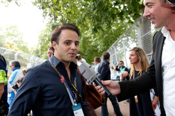 2014/2015 FIA Formula E Championship.
London e-Prix, Battersea Park, London, UK.
Sunday 28 June 2015.
Felipe Massa, Williams F1 driver, talks to the press on the grid.
World Copyright: Adam Warner/LAT Photographic/Formula E.
ref: Digital Image _L5R1959
2014/2015 FIA Formula E Championship.
London e-Prix, Battersea Park, London, UK.
Sunday 28 June 2015.
Felipe Massa, Williams F1 driver, talks to the press on the grid.
World Copyright: Adam Warner/LAT Photographic/Formula E.
ref: Digital Image _L5R1959