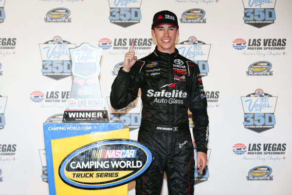 NASCAR Camping World Truck Series
Las Vegas 350
Las Vegas Motor Speedway, Las Vegas, NV USA
Saturday 30 September 2017
Ben Rhodes, Safelite Auto Glass Toyota Tundra celebrates
World Copyright: Barry Cantrell
LAT Images NASCAR Camping World Truck Series
Las Vegas 350
Las Vegas Motor Speedway, Las Vegas, NV USA
Saturday 30 September 2017
Ben Rhodes, Safelite Auto Glass Toyota Tundra celebrates
World Copyright: Barry Cantrell
LAT Images
