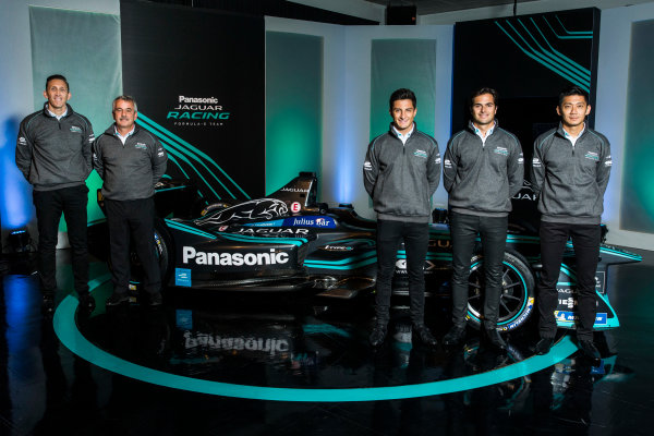 Panasonic Jaguar Racing RE:CHARGE LIVE EVENT
Whitely Engineering Centre, Warwickshire, UK
Thursday 21 September 2017.
James Barclay (Team Director, Jaguar Racing), Gerd M?user (Chairman, Panasonic Jaguar Racing), Mitch Evans,Nelson Piquet Jr, and Ho-Pin Tung
Photo: Andrew Ferraro/LAT/Jaguar
ref: Digital Image _FER7226