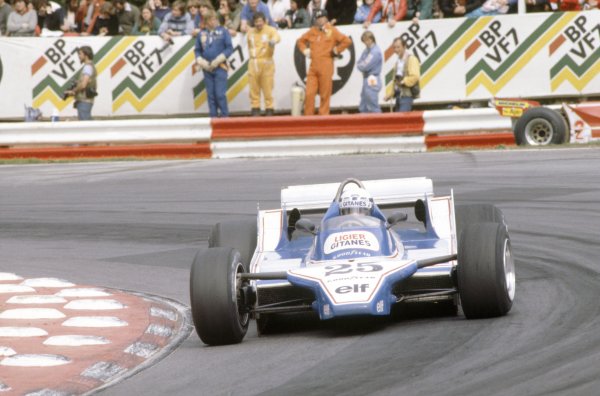 1980 British Grand Prix.
Brands Hatch, Great Britain. 11-13 July 1980.
Didier Pironi (Ligier JS11/15-Ford Cosworth) passes the retired car of Gilles Villeneuve (Ferrari 312T5).
World Copyright: LAT Photographic
Ref: 35mm transparency 80GB14