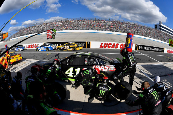 Monster Energy NASCAR Cup Series
Apache Warrior 400
Dover International Speedway, Dover, DE USA
Sunday 1 October 2017
Kurt Busch, Stewart-Haas Racing, Monster Energy/Haas Automation Ford Fusion crew
World Copyright: Rusty Jarrett
LAT Images Monster Energy NASCAR Cup Series
Apache Warrior 400
Dover International Speedway, Dover, DE USA
Sunday 1 October 2017
Kurt Busch, Stewart-Haas Racing, Monster Energy/Haas Automation Ford Fusion crew
World Copyright: Rusty Jarrett
LAT Images