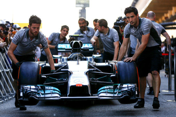 Circuit de Catalunya, Barcelona, Spain.
Thursday 8 May 2014.
Mercedes AMG mechanics move a car in the pit lane.
World Copyright: Andy Hone/LAT Photographic.
ref: Digital Image _ONY7732 Circuit de Catalunya, Barcelona, Spain.
Thursday 8 May 2014.
Mercedes AMG mechanics move a car in the pit lane.
World Copyright: Andy Hone/LAT Photographic.
ref: Digital Image _ONY7732