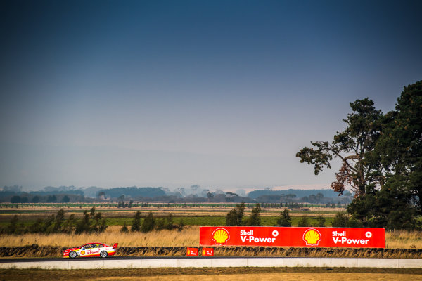 2017 Supercars Championship Round 2. 
Tasmania SuperSprint, Simmons Plains Raceway, Tasmania, Australia.
Friday April 7th to Sunday April 9th 2017.
Scott McLaughlin drives the #17 Shell V-Power Racing Team Ford Falcon FGX.
World Copyright: Daniel Kalisz/LAT Images
Ref: Digital Image 070417_VASCR2_DKIMG_1562.JPG