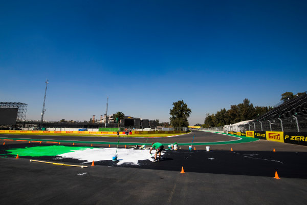 Autodromo Hermanos Rodriguez, Mexico City, Mexico.
Thursday 26 October 2017.
Final touches, including the painting of kerbs, are applied to the Autodromo Hermanos Rodriguez.
World Copyright: Sam Bloxham/LAT Images 
ref: Digital Image _J6I8408