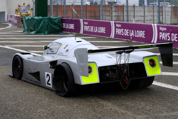 Circuit de La Sarthe, Le Mans, France. 6th - 13th June 2010.
Bob Berridge, Sauber Mercedes C11, 12th position, heads in to the pits with a puncture during the Group C support race. Action. Pit Stops.
World Copyright: Jeff Bloxham/LAT Photographic
Digital Image DSC_9520
jpg Circuit de La Sarthe, Le Mans, France. 6th - 13th June 2010.
Bob Berridge, Sauber Mercedes C11, 12th position, heads in to the pits with a puncture during the Group C support race. Action. Pit Stops.
World Copyright: Jeff Bloxham/LAT Photographic
Digital Image DSC_9520
jpg