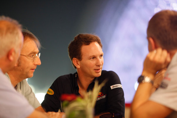 Yas Marina Circuit, Abu Dhabi, United Arab Emirates
31st October 2009.
Tony Dodgins, Autosport Journalist with Mark Hughes, Autosport Journalist, Chritian Horner, Team Principal, Red Bull Racing and Martin Whitmarsh, Team Principal, McLaren in conversation around a table, portrait.
World Copyright: Glenn Dunbar/LAT Photographic 
ref: Digital Image GD5D8846