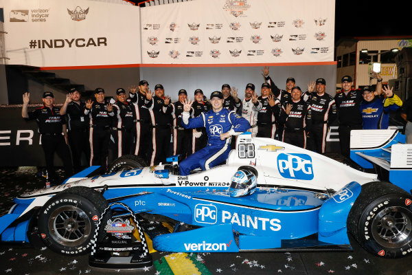 Verizon IndyCar Series
Bommarito Automotive Group 500
Gateway Motorsports Park, Madison, IL USA
Saturday 26 August 2017
Winner Josef Newgarden, Team Penske Chevrolet celebrates with his team
World Copyright: Michael L. Levitt
LAT Images Verizon IndyCar Series
Bommarito Automotive Group 500
Gateway Motorsports Park, Madison, IL USA
Saturday 26 August 2017
Winner Josef Newgarden, Team Penske Chevrolet celebrates with his team
World Copyright: Michael L. Levitt
LAT Images
