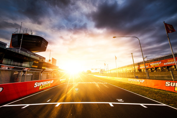 2017 Supercars Championship Round 11.
Bathurst 1000, Mount Panorama, New South Wales, Australia.
Tuesday 3rd October to Sunday 8th October 2017.
Start finish line.
World Copyright: Daniel Kalisz/LAT Images
Ref: Digital Image 031017_VASCR11_DKIMG_0072.jpg 2017 Supercars Championship Round 11.
Bathurst 1000, Mount Panorama, New South Wales, Australia.
Tuesday 3rd October to Sunday 8th October 2017.
Start finish line.
World Copyright: Daniel Kalisz/LAT Images
Ref: Digital Image 031017_VASCR11_DKIMG_0072.jpg