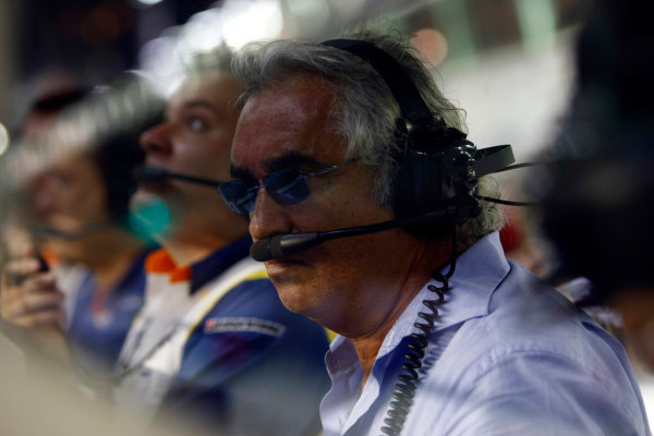 2008 Singaopore GP - Friday Practice
Marina Bay Circuit, Singapore, Singapore.
26th September 2008.
Flavio Briatore, Managing Director, Renault F1, on the pit wall. Portrait. Technical. 
World Copyright: Charles Coates/LAT Photographic
ref: Digital Image _26Y6603