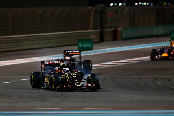 Yas Marina Circuit, Abu Dhabi, United Arab Emirates.
Sunday 29 November 2015.
Romain Grosjean, Lotus E23 Mercedes, leads Nico Hulkenberg, Force India VJM08 Mercedes.
World Copyright: Sam Bloxham/LAT Photographic
ref: Digital Image _SBL9152