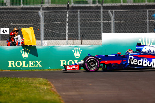 Autodromo Hermanos Rodriguez, Mexico City, Mexico.
Friday 27 October 2017.
Brendon Hartley, Toro Rosso STR12 Renault, stops on track in FP1, and a marshal displays a yellow flag.
World Copyright: Sam Bloxham/LAT Images 
ref: Digital Image _W6I9723