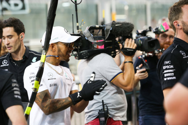 Yas Marina Circuit, Abu Dhabi, United Arab Emirates.
Thursday 23 November 2017.
Lewis Hamilton, Mercedes AMG, joins in with the practice pitstops.
World Copyright: Charles Coates/LAT Images 
ref: Digital Image AN7T0404