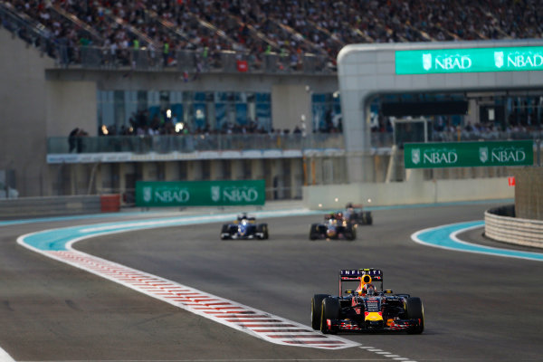 Yas Marina Circuit, Abu Dhabi, United Arab Emirates.
Sunday 29 November 2015.
Daniil Kvyat, Red Bull Racing RB11 Renault, leads Marcus Ericsson, Sauber C34 Ferrari.
World Copyright: Sam Bloxham/LAT Photographic
ref: Digital Image _SBL8752