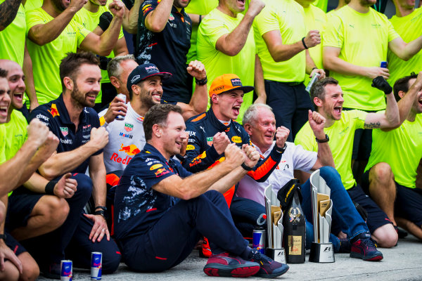 Sepang International Circuit, Sepang, Malaysia.
Sunday 1 October 2017.
Daniel Ricciardo, Red Bull Racing, 3rd Position, Helmut Markko, Consultant, Red Bull Racing, Max Verstappen, Red Bull, 1st Position, Christian Horner, Team Principal, Red Bull Racing, and the Red Bull Racing team celebrate.
World Copyright: Glenn Dunbar/LAT Images
ref: Digital Image _X0W9275 Sepang International Circuit, Sepang, Malaysia.
Sunday 1 October 2017.
Daniel Ricciardo, Red Bull Racing, 3rd Position, Helmut Markko, Consultant, Red Bull Racing, Max Verstappen, Red Bull, 1st Position, Christian Horner, Team Principal, Red Bull Racing, and the Red Bull Racing team celebrate.
World Copyright: Glenn Dunbar/LAT Images
ref: Digital Image _X0W9275