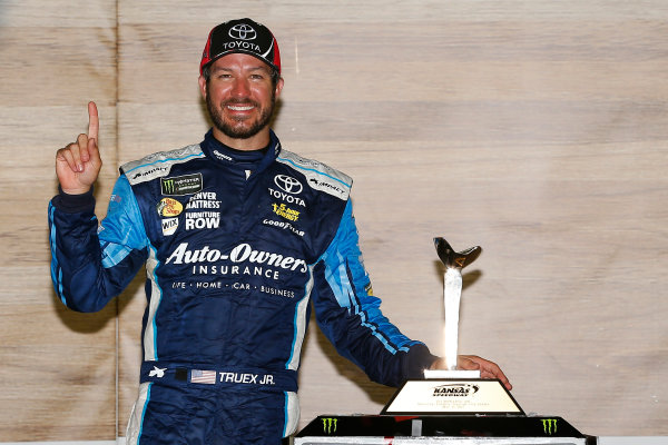 Monster Energy NASCAR Cup Series
Go Bowling 400
Kansas Speedway, Kansas City, KS USA
Sunday 14 May 2017
Martin Truex Jr, Furniture Row Racing, Auto-Owners Insurance Toyota Camry celebrates in victory lane 
World Copyright: Russell LaBounty
LAT Images
ref: Digital Image 17KAN1rl_7914