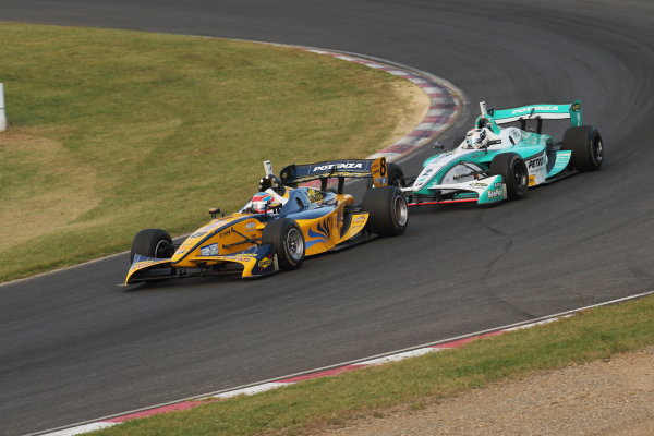 Sportsland Sugo, Japan. 28th - 29th September 2013. Rd 5.
Winner Loic Duval ( #8 KYGNUS SUNOCO Team LeMans ) 2nd position Andre Lotterer ( #2 PETRONAS TEAM TOM'S ) action
World Copyright: Yasushi Ishihara/LAT Photographic.
Ref: 2013SF_Rd6_007